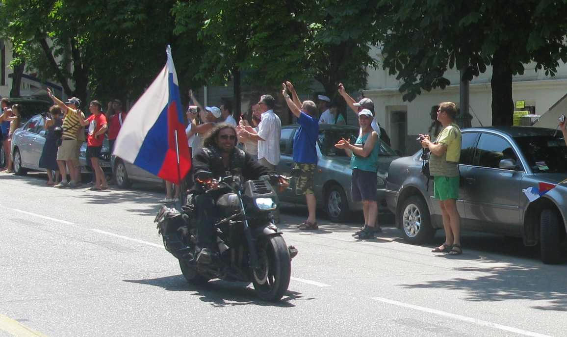 Немецкая полиция попросила "Ночных волков" снять российские флаги