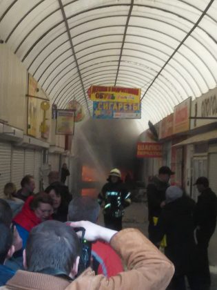Крупный пожар в Одессе на рынке "Северный": двое полицейских госпитализированы с отравлением угарным газом – опубликованы кадры