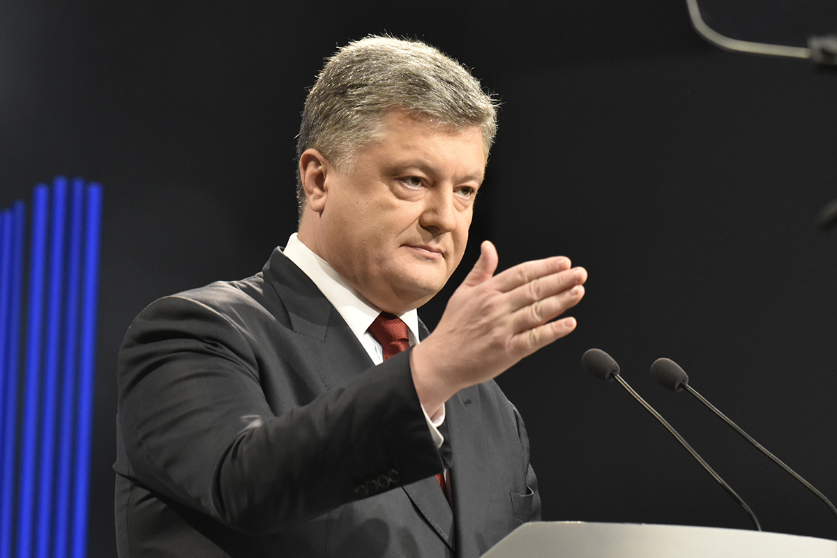 Миллионы долларов Порошенко: сколько президент Украины потратил на благотворительность и поддержку ВСУ - кадры 