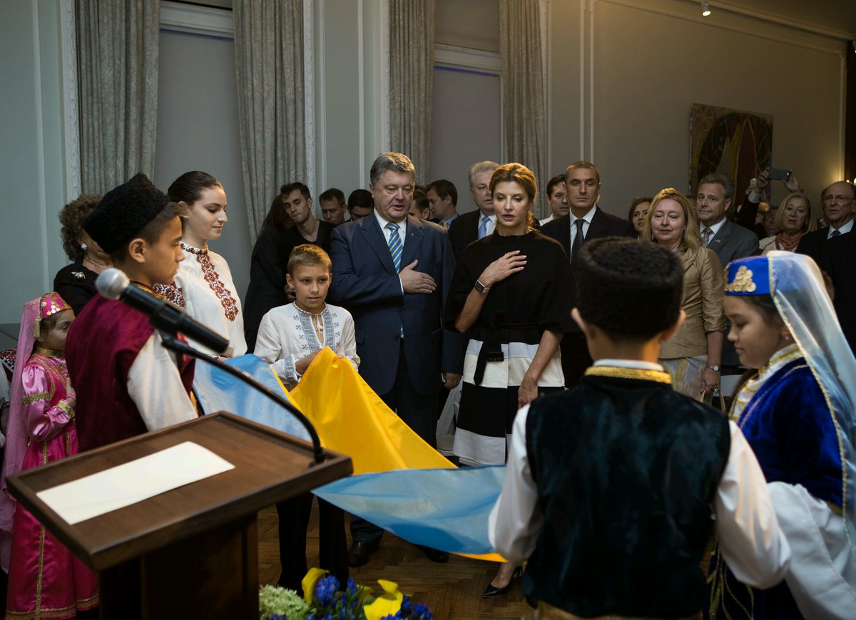 Порошенко прилетел в США для участия в сессии Генассамблеи ООН – президента встретили дети в крымско-татарской одежде