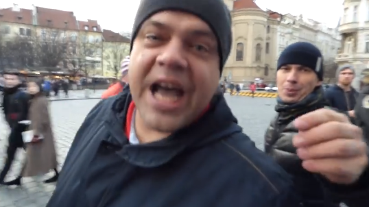 В Чехии разъяренные россияне с криками "мы наведем и здесь порядок" пытались сорвать проукраинскую акцию: в Сети появились видеокадры