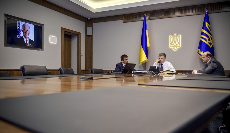 Порошенко и Байден подчеркнули важность единства цивилизованного мира в поддержке Украины