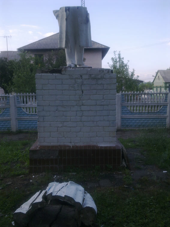 В Харьковской области упал очередной Ленин
