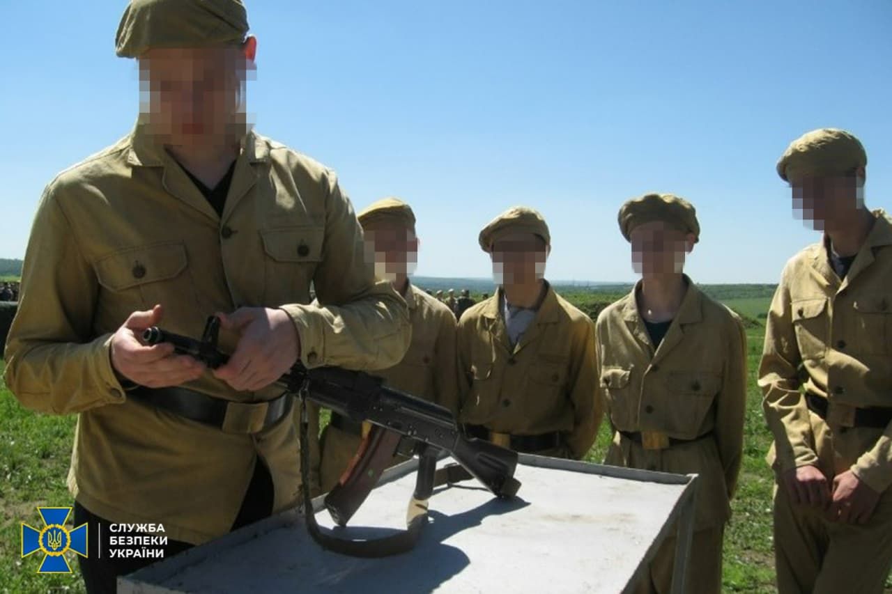 Готовил подростков для войны за "ДНР" – СБУ объявила в розыск "наставника" "военно-патриотического клуба"