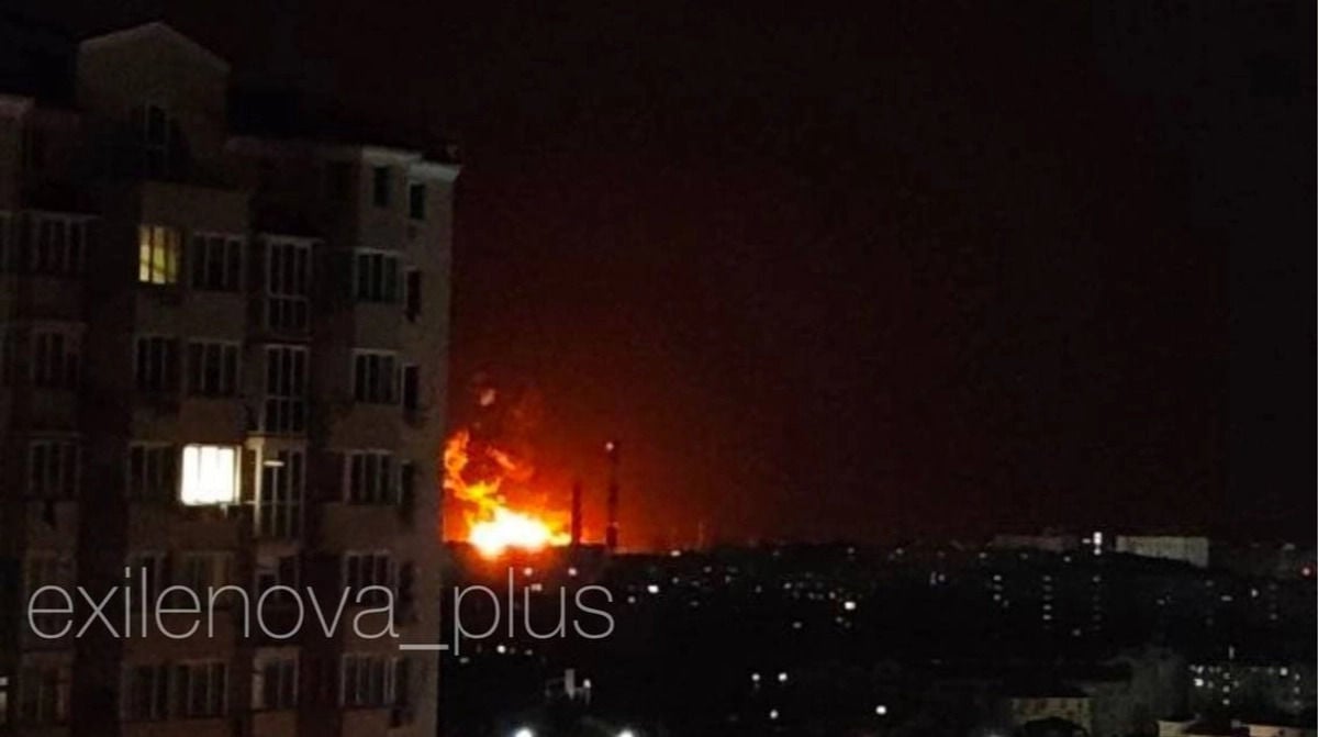 В оккупированном Севастополе БпЛА атаковали нефтебазу и порт – видео ударов 