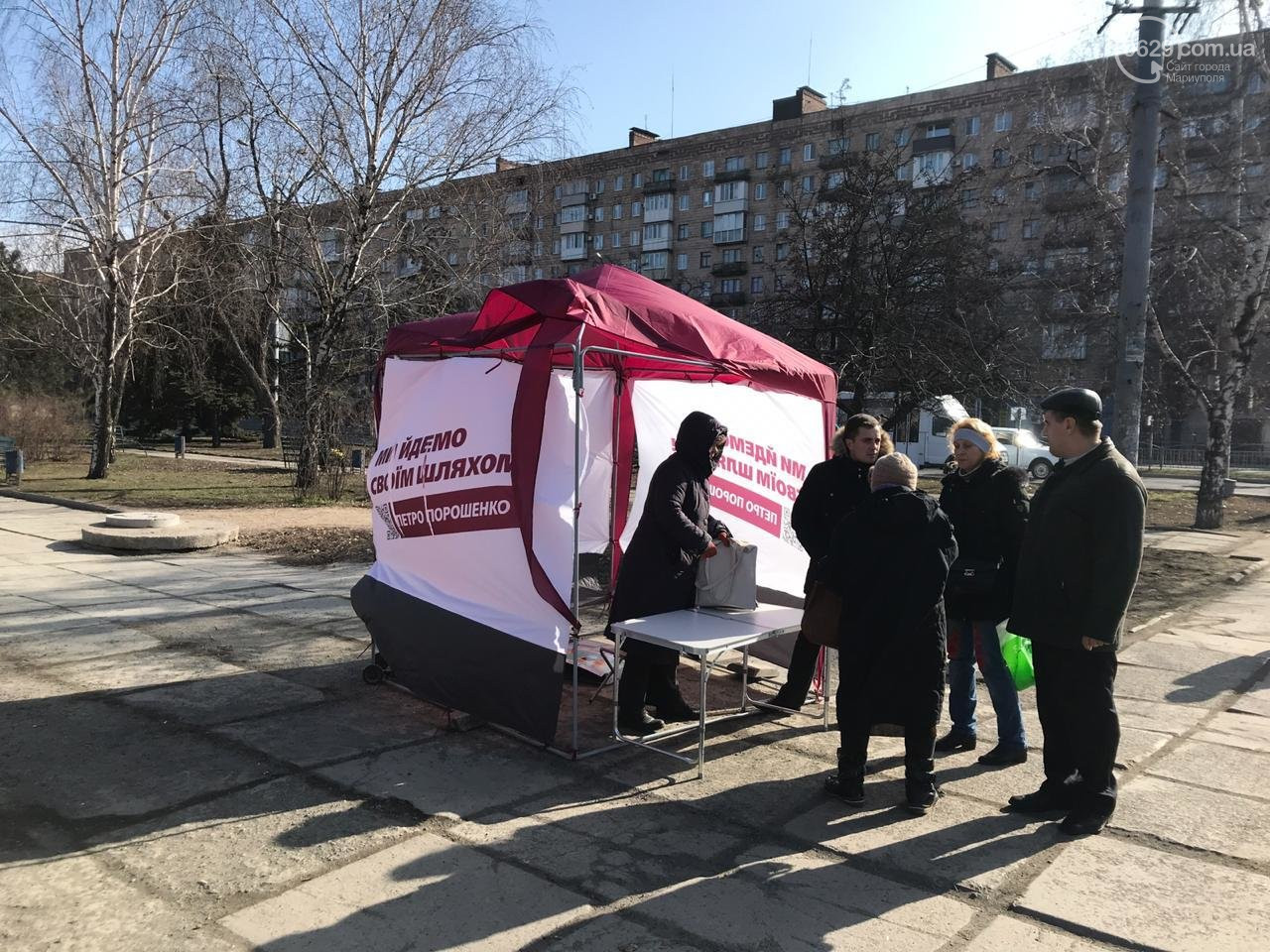 "Будет здесь ДНР", - в Мариуполе неизвестный набросился с ножом на агитаторов за кандидата в президенты - кадры