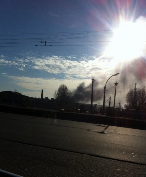 Очевидцы: В Киеве горит недействующий цех завода "Атек"