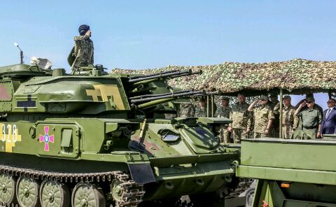 Техника приблизит день нашей победы - Порошенко передал в АТО большую партию военной техники 