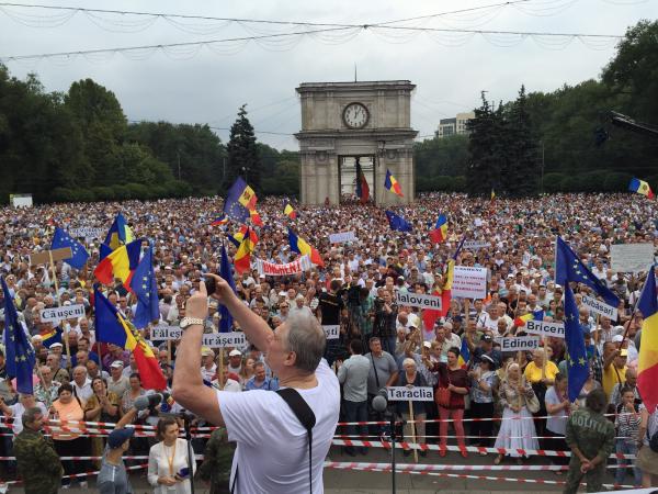 Протестующие в Кишиневе внезапно начали расходиться: последние фото и видео с митинга