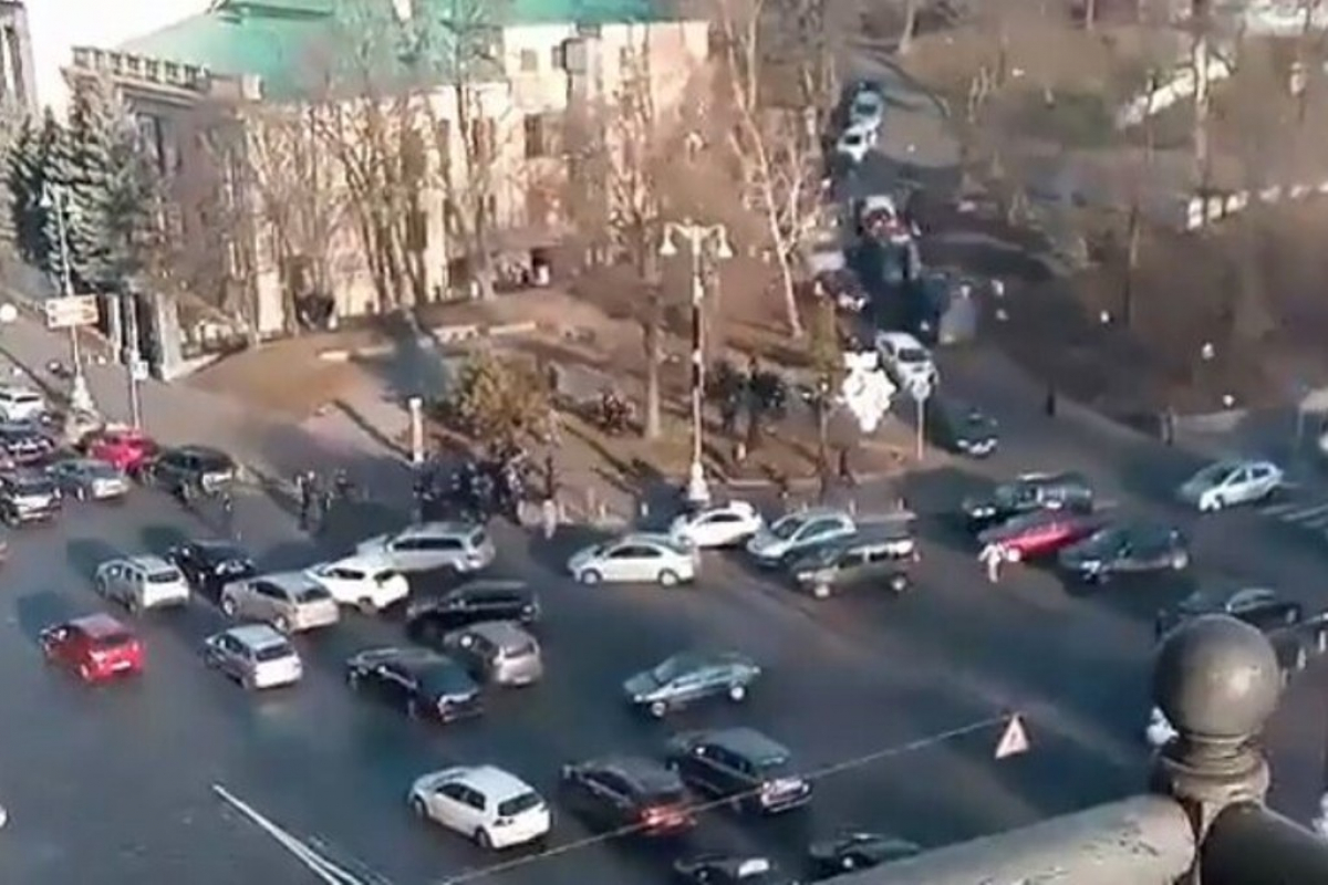 В Киеве у стадиона "Динамо" прогремел взрыв: около 20 парней схлестнулись с полицией - видео