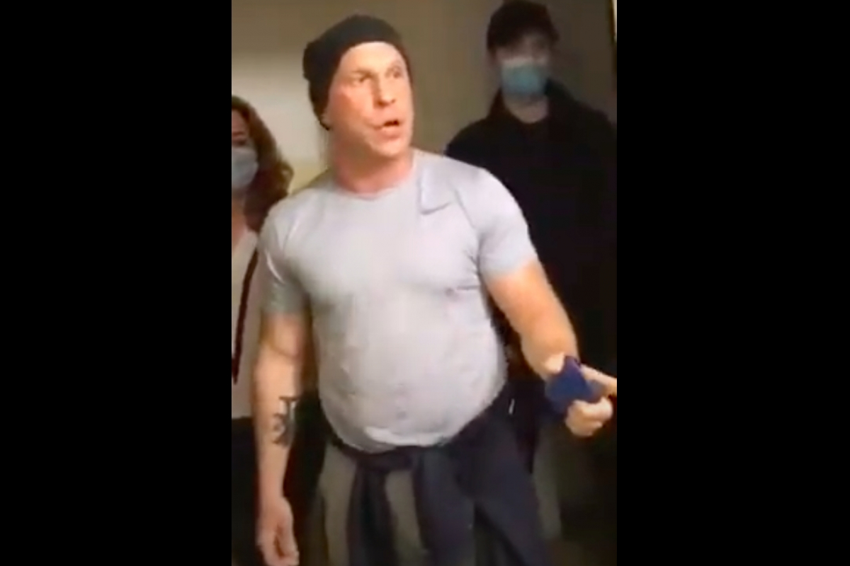 Илья Кива без маски устроил скандал в многоэтажке Киева: "Это оборотни!", видео