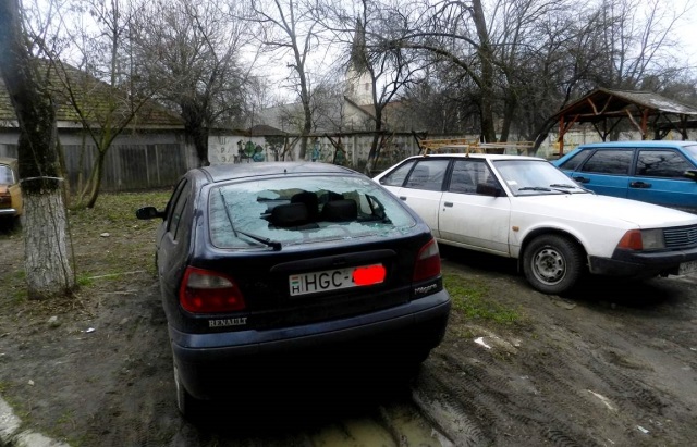 Атака на венгерские номера: на Закарпатье разбиты 9 машин - кадры