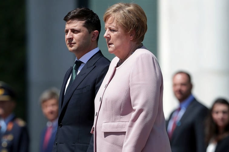 ​Какая болезнь поразила Меркель на встрече с Зеленским - эксперт дал ответ