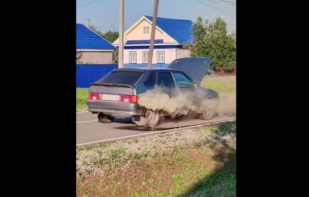 Низкосортный бензин начал убивать российские авто прямо на ходу: первые видео