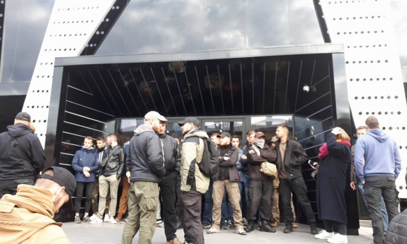 "Нет концертам на крови!" - во Львове активисты пытаются сорвать концерт выступавшего в России Сергея Бабкина - кадры