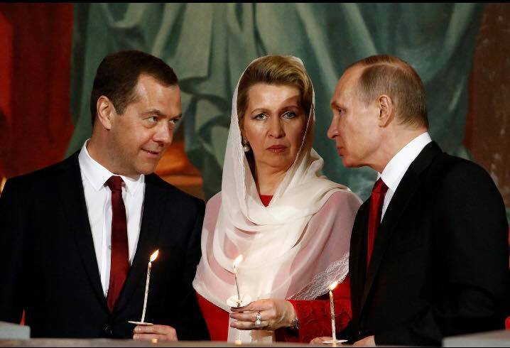 "Если у человека все хорошо, свеча не потемнеет": пользователи соцсетей увидели на фото Путина с Медведевым страшное предзнаменование, опубликован знаковый кадр