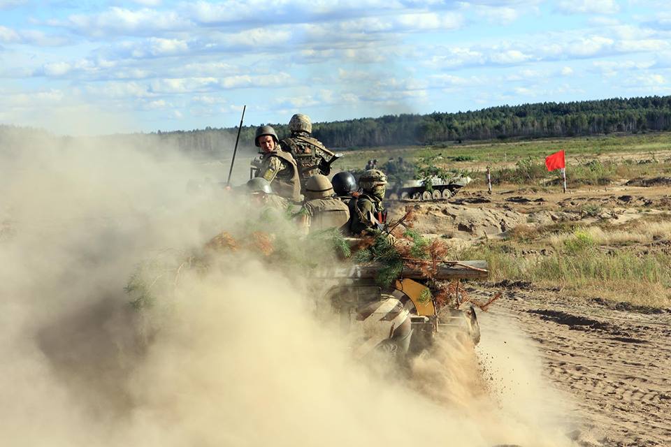 На Львовщине началась активная фаза военных учений Rapid Trident - 2017: полигон не умолкает ни на секунду. Кадры