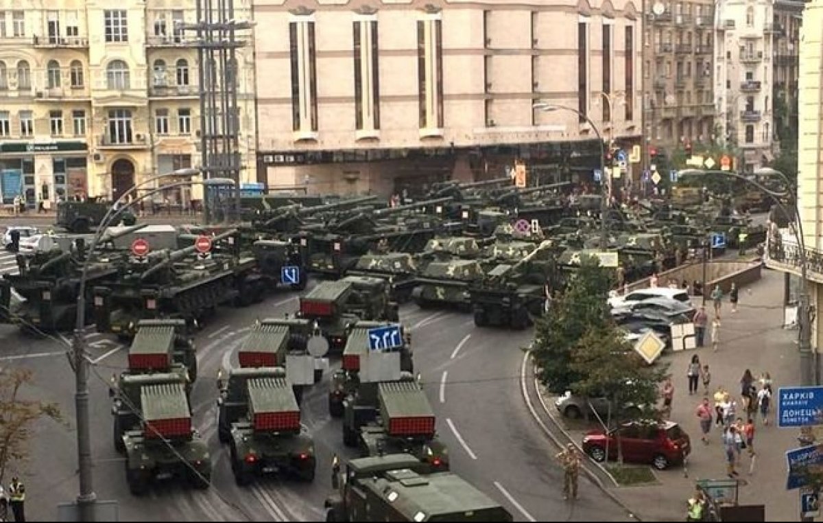 Огромная колонна военной техники заполнила улицы в центре Киева – впечатляющие кадры
