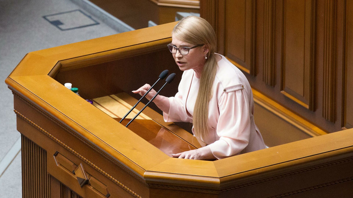 Тимошенко: "Сначала власть клянет Лукашенко, а потом стоит на коленях и просит о поставках электричества"
