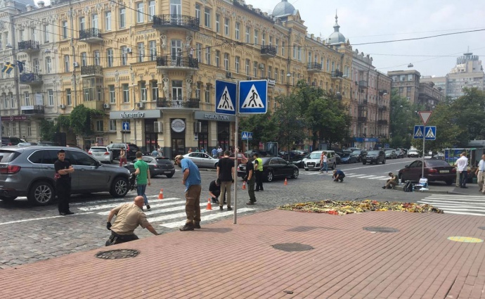 Фотофакт: к изучению мостовой на месте гибели Шеремета в Киеве приступили международные специалисты 