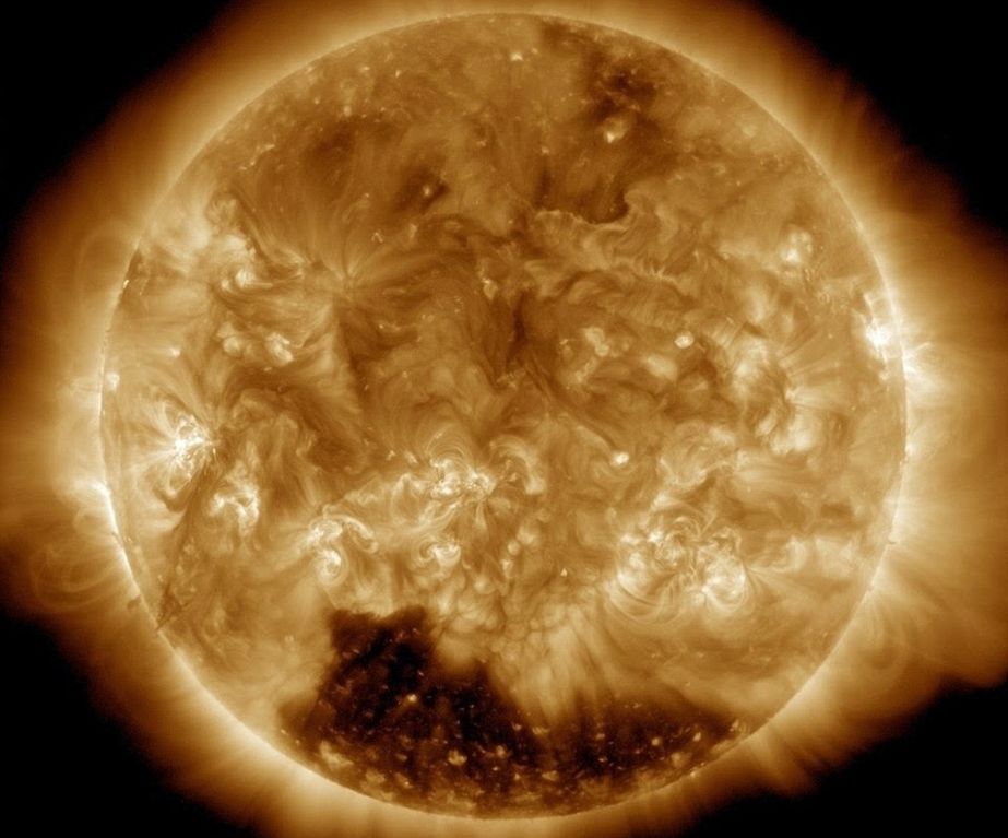На Солнце обнаружили два новых гигантских пятна