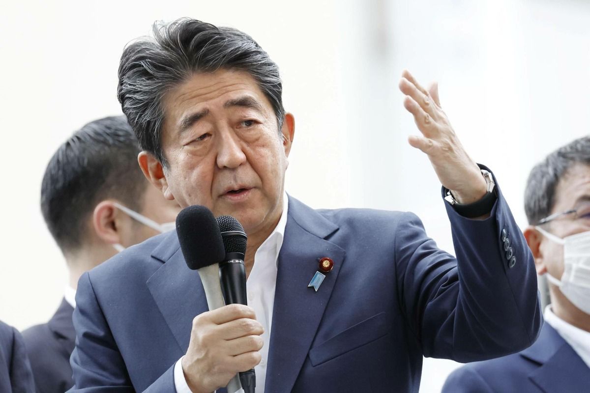 Синдзо Абэ скончался: в экс-премьера Японии выстрелили из дробовика на встрече с избирателями