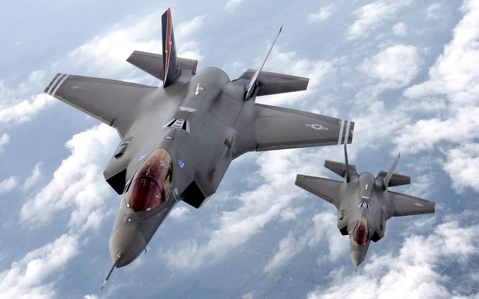 В США сформирована первая эскадрилья из новейших F-35: истребители отправятся на авиабазы в Европе 