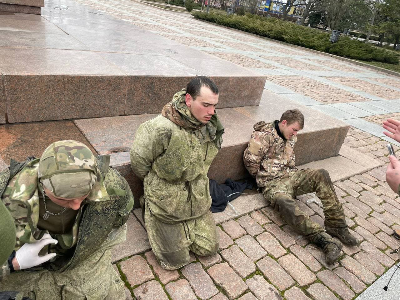 ​В Николаеве российских десантников поставили на колени у мемориала 68 десантникам: кадры