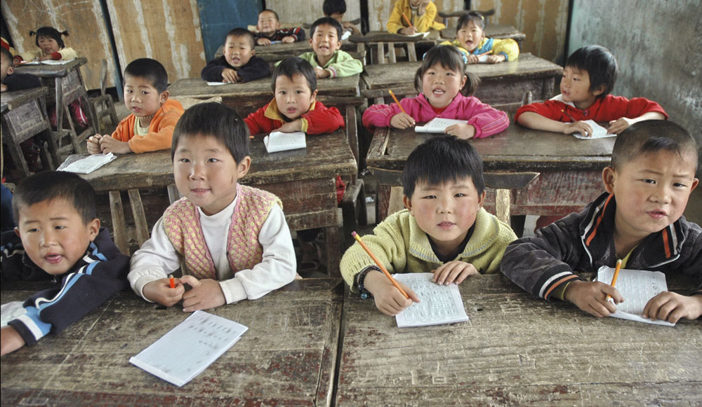 Китайский учитель поставил школьников на колени