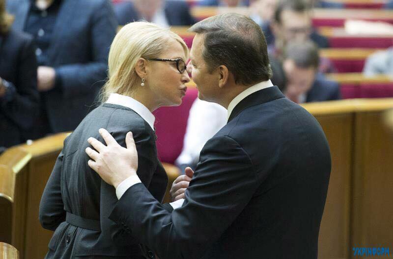 "В засос цілуйся, скотиняко": в соцсетях не утихают бурные обсуждения вокруг фото страстного поцелуя Ляшко и Тимошенко в ВР