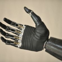 Японские ученые разработали механическую руку, управляемую через смартфон
