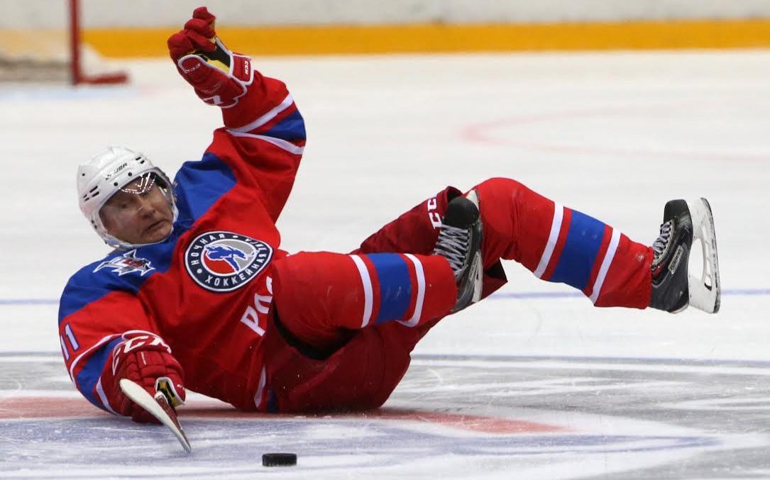 "Клоунада!" – россияне пристыдили Путина, играющего в хоккей, пока экономика страны терпит крах