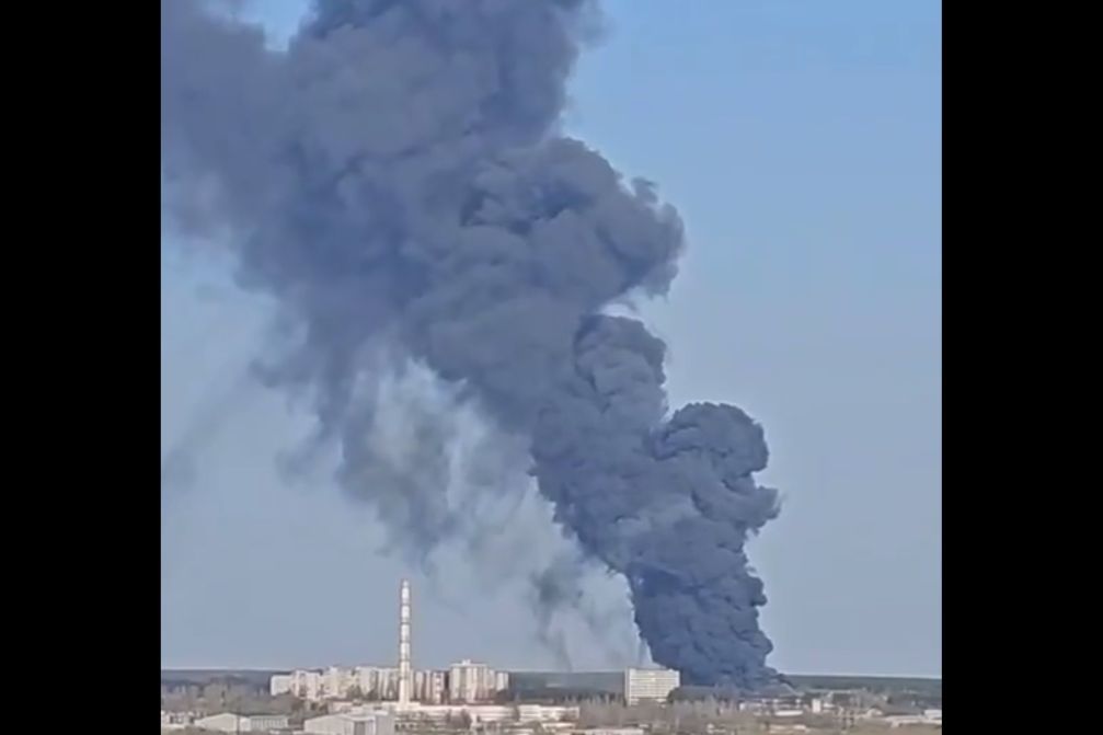 ​В Курске после "хлопка" загорелся завод подшипников: черный дым накрыл весь город