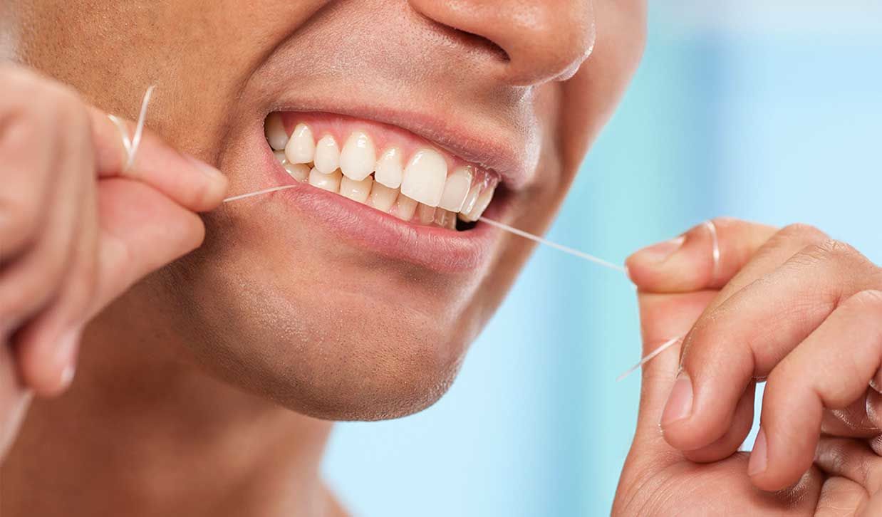 Десна больше не будут кровоточить: ученые рассказали, как чистить зубы нитью 