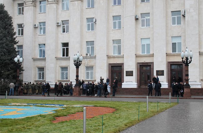 ​В Херсоне “заминировали” облсовет - депутаты отказываются прекращать работу