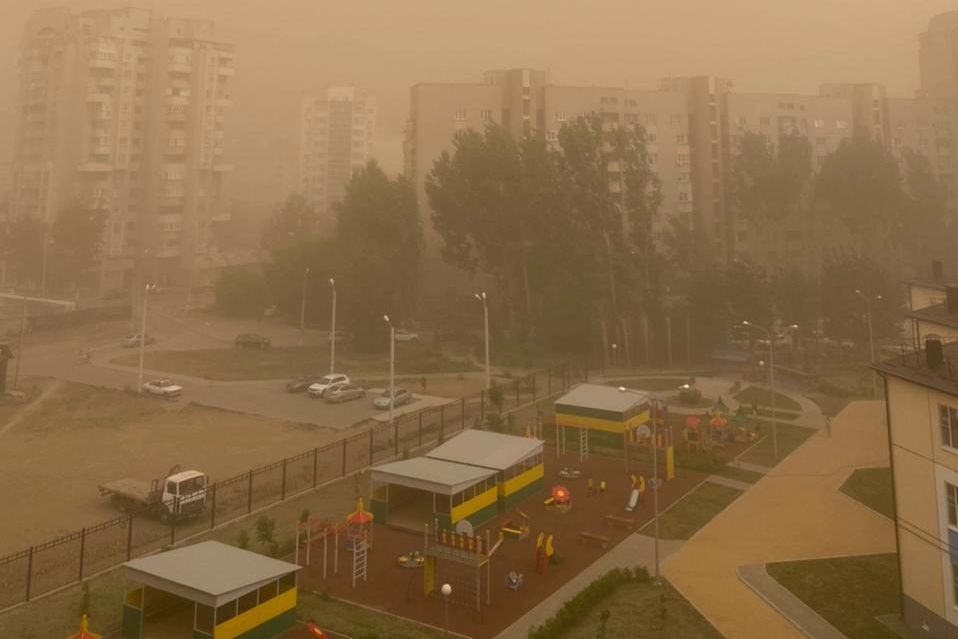 ​"Как кадры из Марса", - мощная пылевая буря накрыла юг России, Астрахань "поглотила" стихия