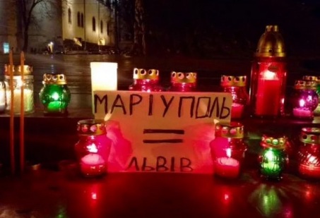 Лампады и свечи: Львов почтил погибших сегодня жителей Мариуполя 