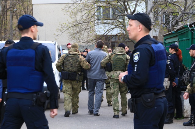 В Одессе при нападении вооруженных людей на автостоянку прогремели взрывы и стрельба: что известно о ЧП и пострадавших - кадры