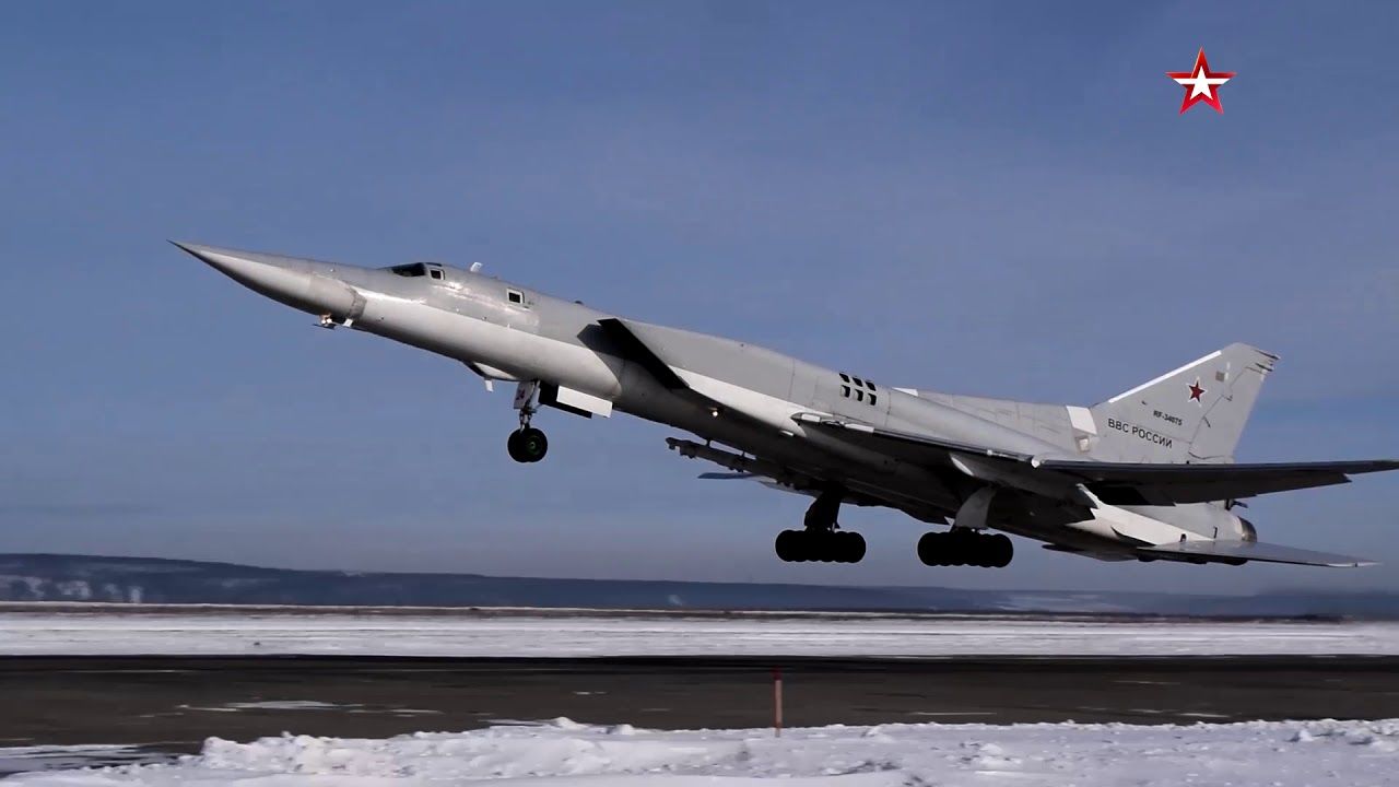 В России разбился тяжелый бомбардировщик "Ту-22М3": машина рухнула на землю при взлете – СМИ