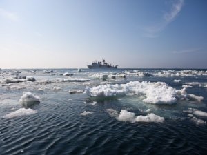 Российские власти винят капитана в крушении траулера в Охотском море