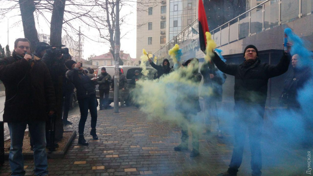 В Одессе к российскому консульству принесли презервативы и пакеты: стали известны требования активистов - кадры