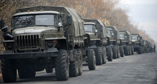  Боевики "ДНР" через "Изварино" вывозят в Россию неизвестный груз: замечены сразу 18 военных грузовиков