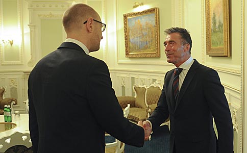  Генсек НАТО и Яценюк подвели итоги встречи