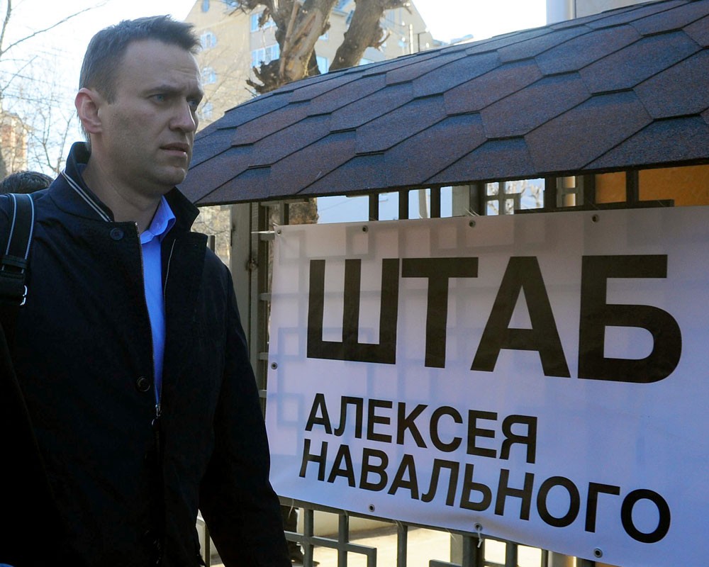В России продолжаются политические репрессии: в штаб оппозиционера Навального вероломно и без предупреждения ворвались силовики - офис заблокирован изнутри