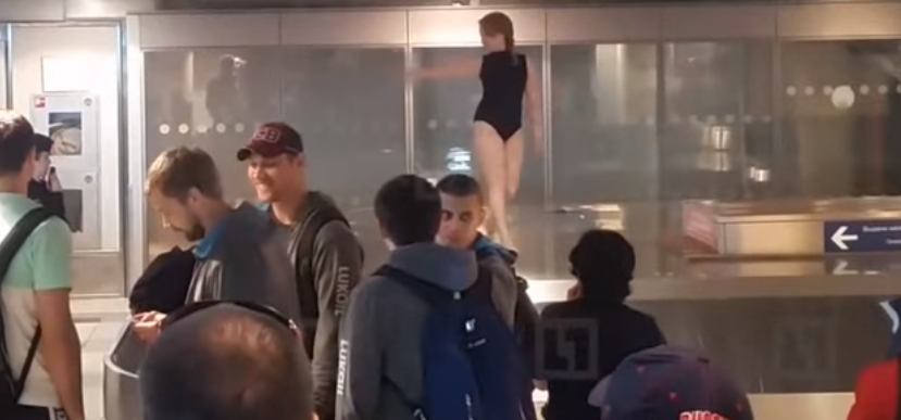 ЧП в аэропорту "Домодедово": полуголая женщина "захватила" багажную ленту и едва не устроила стриптиз на глазах пассажиров