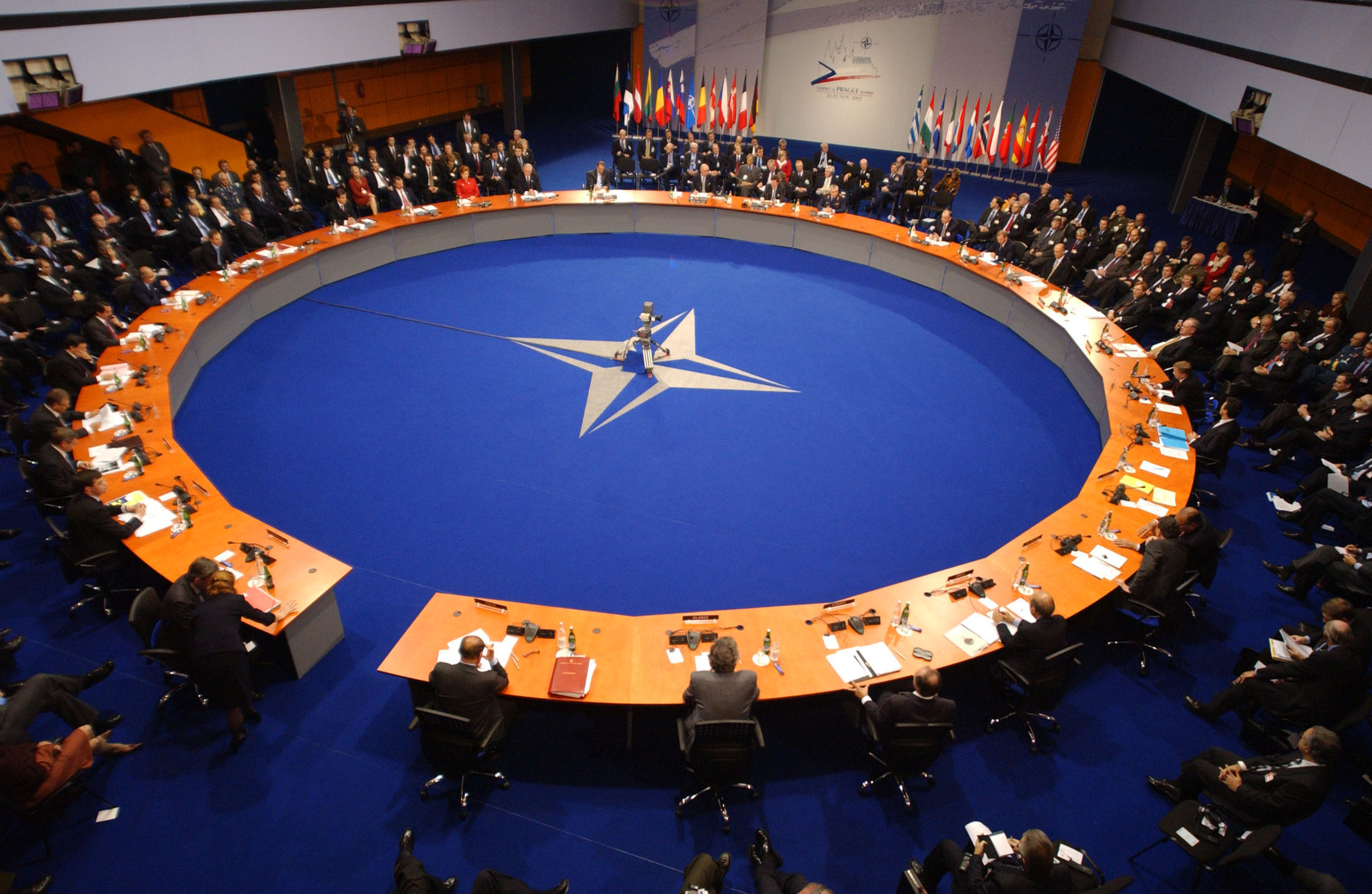 Штаб НАТО в Неаполе временно перенесут в Румынию