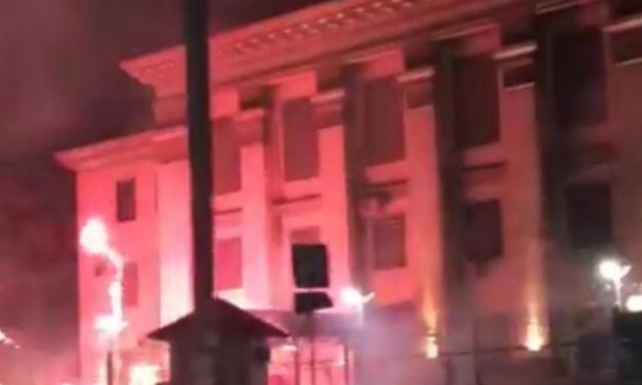 20 неизвестных "обстреляли" петардами и фейерверками посольство России в Киеве, – СМИ
