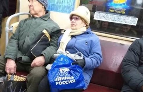 "Просто война, и просто оккупация", - кадр с фанаткой Путина в Харькове вызвал в Сети скандал – фото "героини"