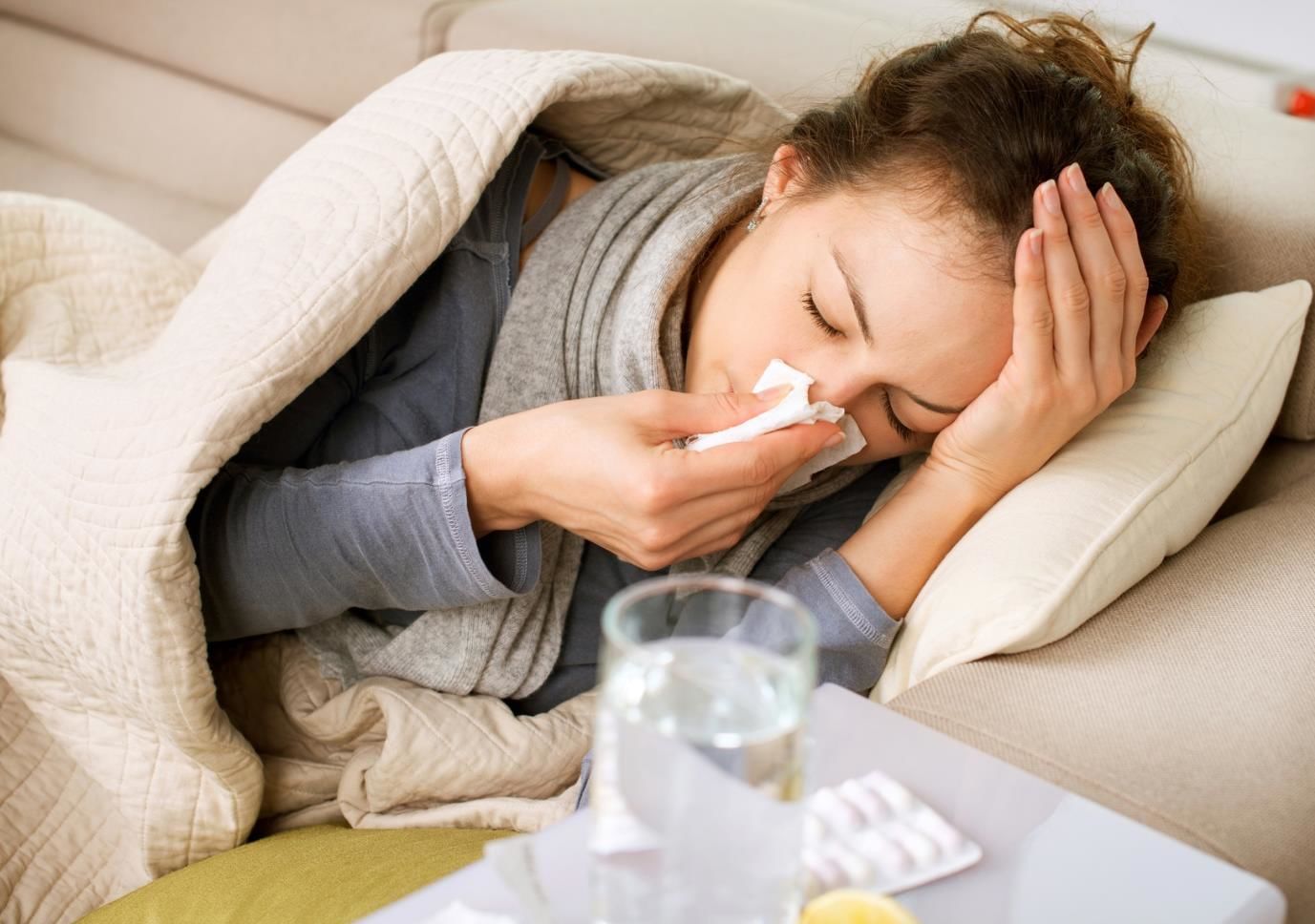 Врач назвала всего три симптома, отличающих простуду от COVID-19
