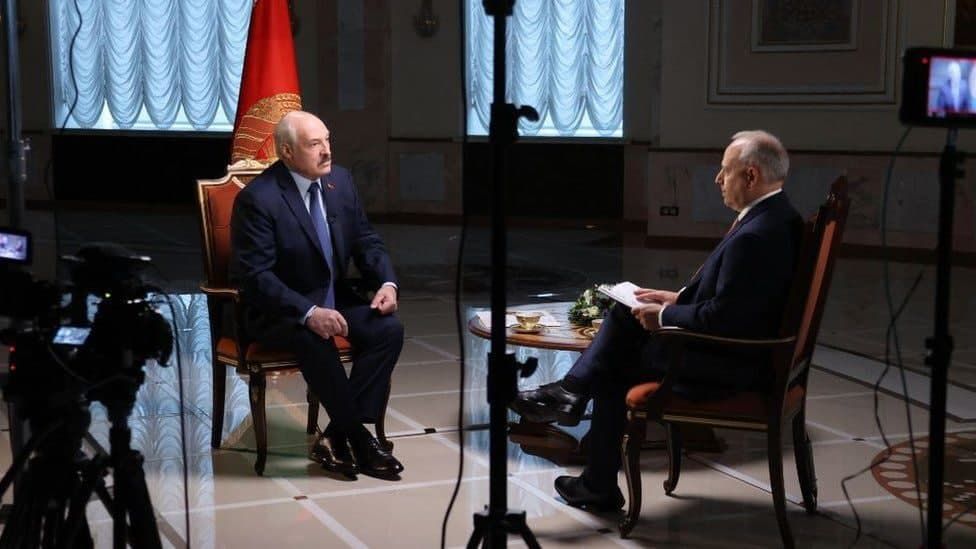 Лукашенко не исключил "помощи" Беларуси мигрантам на границе с ЕС